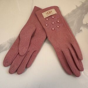 Ugg new pink texting gloves allows you to use technology wile staying warm.